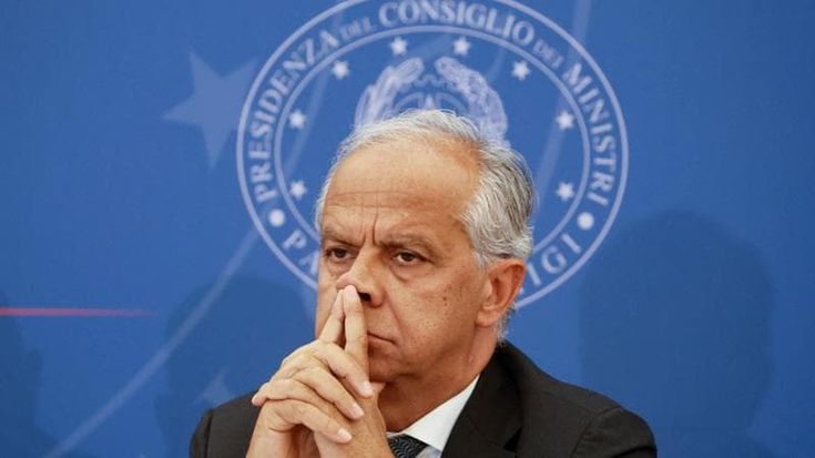 Piantedosi: “Polemiche costruite, non c’è un solo migrante rimasto per strada”. Ma gli amministratori insorgono: “Venga a vedere”