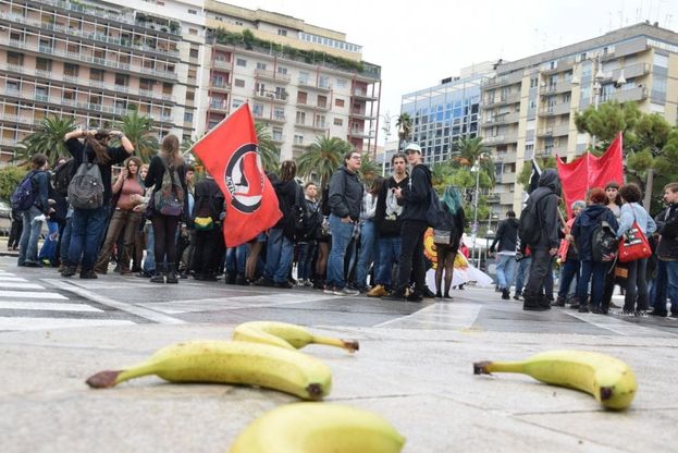 'Buona scuola', a Bari la protesta con i caschi di banane