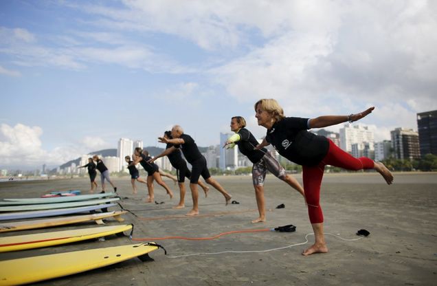 Brasile, non è mai troppo tardi:  ecco i surfisti over 60