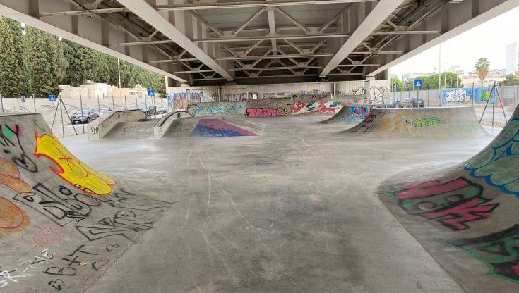 Bari, sotto il ponte Adriatico lezioni gratuite di skate per i bambini. E le scritte dei vandali saranno coperte da murales
