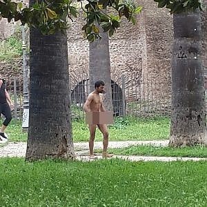 Roma, degrado Esquilino: uomo nudo in piazza Vittorio
