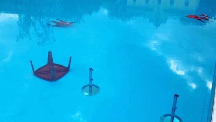 Sdraio, tavoli, sedie, sgabelli in acqua. Vandali alla Romano prima dell'apertura