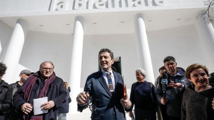 Biennale, l’ultimatum della Ue: “Via i fondi se vengono i russi”