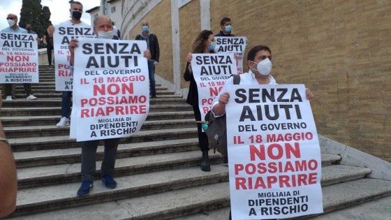 Coronavirus Fase 2, a Roma 300 imprenditori in piazza: "Senza aiuti non possiamo riaprire"