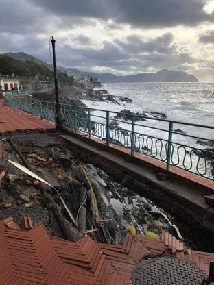 Mareggiata a Genova, Nervi una voragine nella passeggiata 