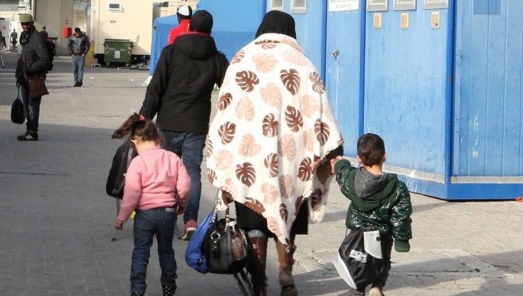 Lampedusa, barcone di migranti si ribalta durante soccorsi: 47 salvati, si cercano i dispersi