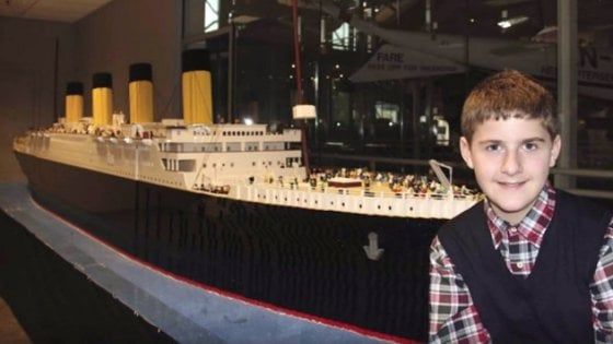 L'impresa di un ragazzino autistico islandese: riprodurre il Titanic con i mattoncini Lego
