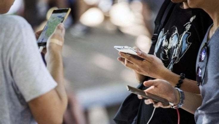 Monopoli, 13enne si uccide nel bagno di casa, si indaga per istigazione al suicidio: "Era stata esclusa dalla chat di gruppo degli amici"