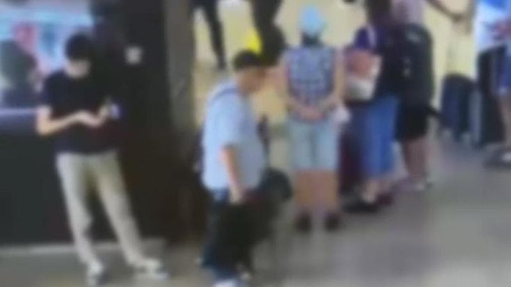 “Mi scusi, ma non ci vedo”. Fermato il falso cieco che derubava i viaggiatori alla stazione Termini