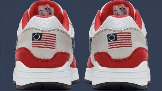 Nike ritira le scarpe per il 4 luglio: sul retro c'è una bandiera schiavista