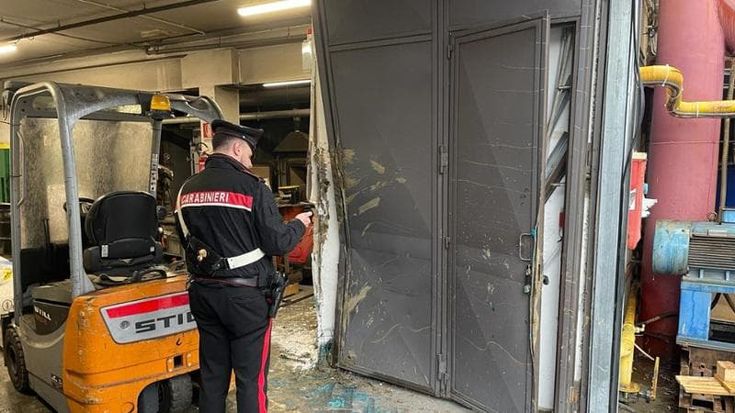 Con un trattore sfondano l’ingresso, furto nella ditta di recupero metalli preziosi