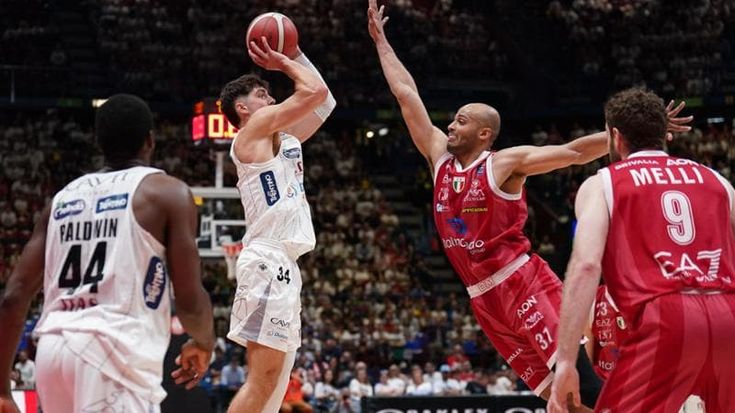 Basket, quarti playoff: Trento sorprende Milano, Brescia regola Pistoia