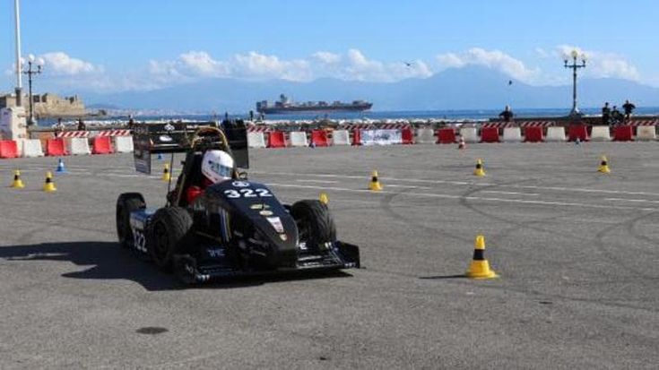 Unina Corse Days, sfreccia sul lungomare il bolide della Federico II