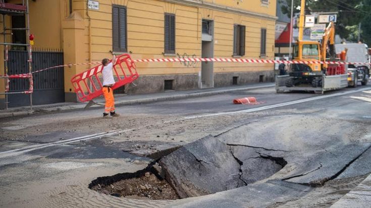 Via Mazzini, l’asfalto cede ancora. Residenti senz’acqua, traffico in tilt. Il Comune: “Hera migliori la prevenzione”