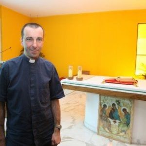 Don Porcile ai bambini: "Mettete il presepe sul banco, là dove i simboli religiosi non devono entrare"