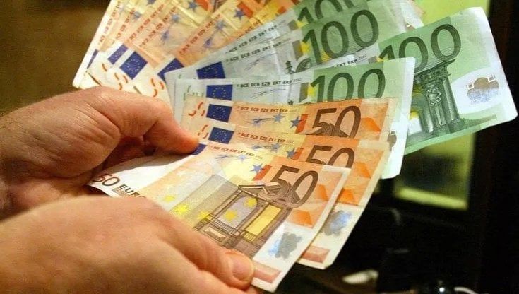 Tra bollette e inflazione, allarme stipendi per gli italiani. Qual è la paga giusta? Il calcolatore per scoprirlo