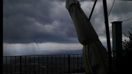 Pioggia e temporali in Toscana, una tromba d'aria in Versilia