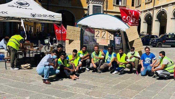Prato, sei lavoratori di un'azienda tessile in sciopero della fame 
