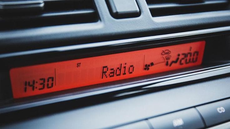 Autoradio sul cruscotto addio? I costruttori puntano sullo streaming. E monta un caso politico