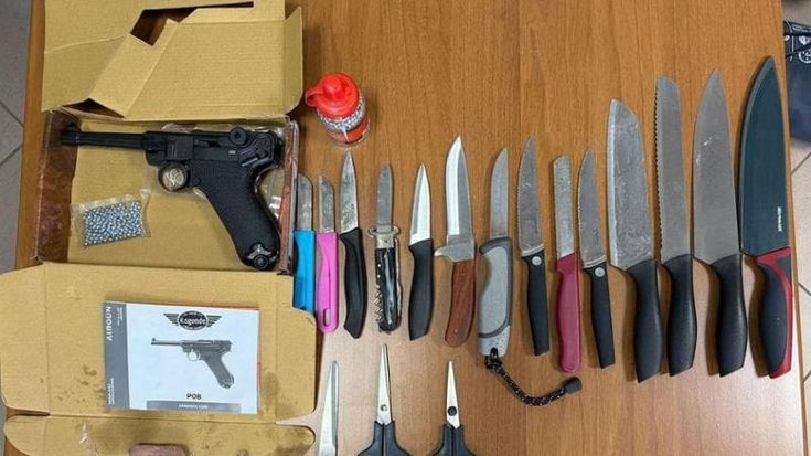 "Ti taglio la gola": ragazza minacciata da uno sconosciuto a Pavia. Nello zaino aveva 14 coltelli
