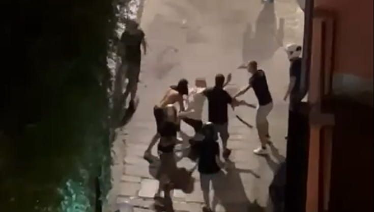 Centro storico, scontri nella notte: “Spedizione di ultras genoani contro tifosi del Deportivo”