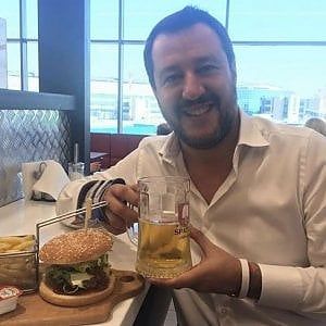 Politica e social, le merende griffate di Salvini: se un ministro gioca all'influencer