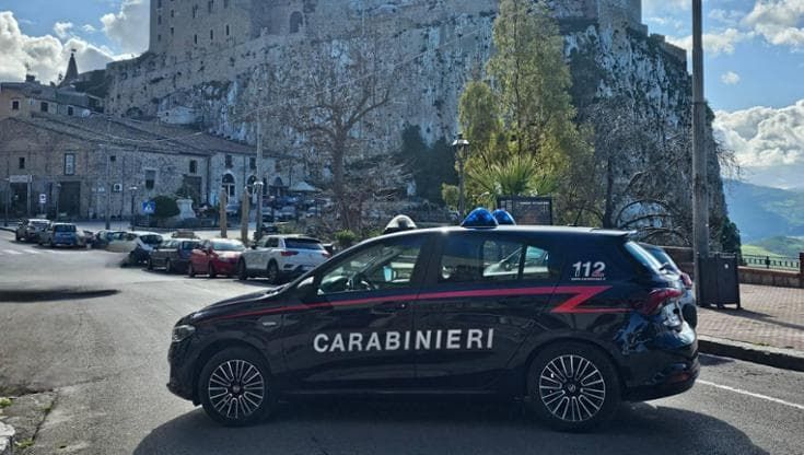 Caccamo, aggrediscono i carabinieri e poi danneggiano un’ambulanza: due arresti
