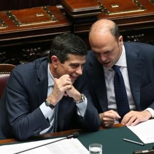 Caso Lupi, Renzi valuta la sfiducia: "Se non si dimette, lascerò libertà di voto"