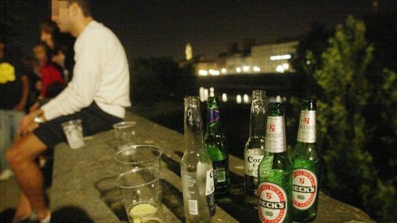 Livorno vieta la vendita di alcol in centro per due mesi. Si potrà bere solo dentro ai locali