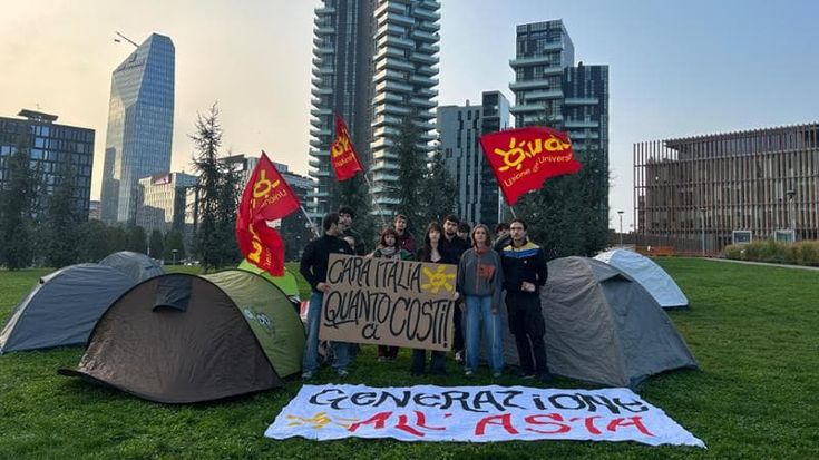Protesta con le tende sul prato della Biblioteca degli Alberi: “Studio è ormai privilegio di pochi”