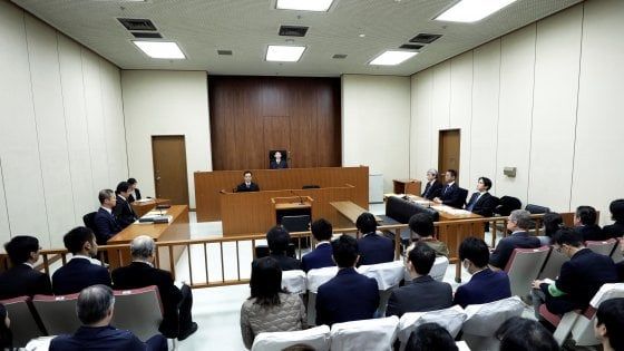 Caso Nissan, l'ex presidente Ghosn compare in tribunale: "Sono innocente"