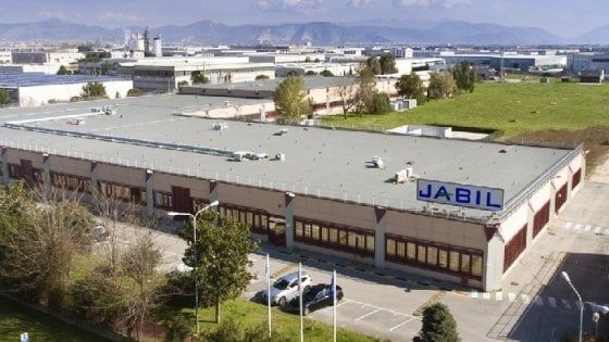 "Io, operaio Jabil in crisi pago gli usurai per il mutuo"