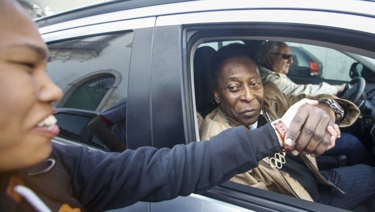 Brasile, Pelé lascia l'ospedale e torna a casa: ''Ma continuerà la chemioterapia''