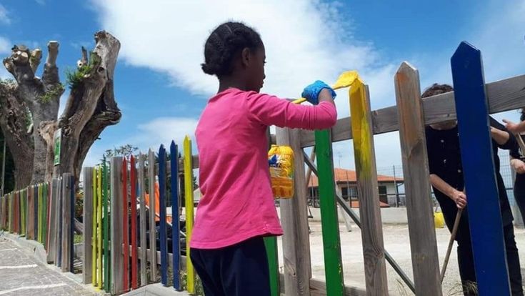 Tutti i colori dell’accoglienza: Hermela dipinge la staccionata del parco giochi comunale