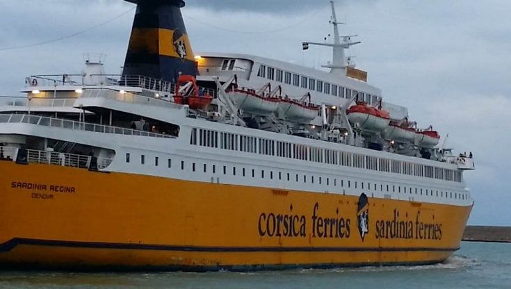 Il traghetto che parte da Savona e prima di andare in Corsica va a Nizza