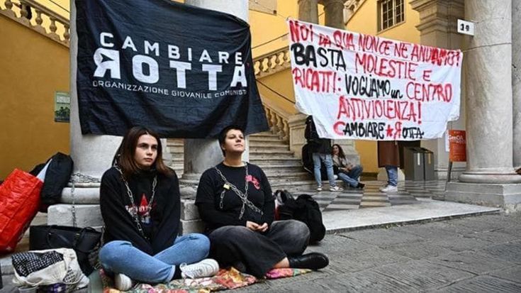 "Da qui non ci muoviamo": le studentesse genovesi incatenate in rettorato a oltranza