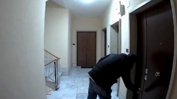 Colla, cacciavite e topolino decoder per aprire tutte le porte: “Sono tornati i ladri georgiani”