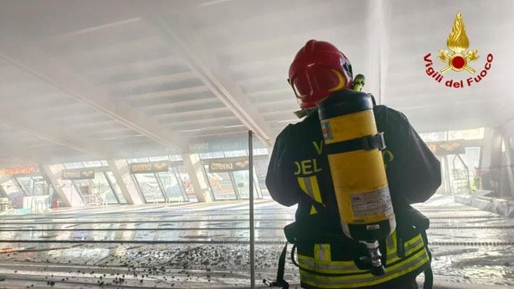 Incendio nella piscina comunale a Susa, sette squadre per spegnerlo
