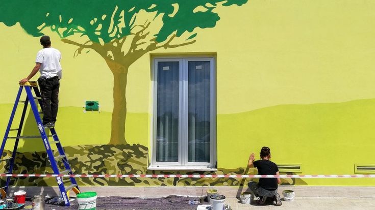 Brindisi, la clinica della Radioterapia si colora con la street art: "Più accoglienti con i pazienti"