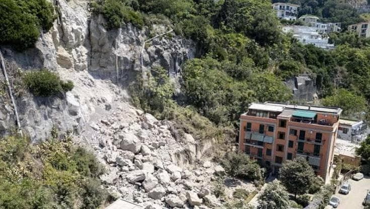 Campi Flegrei, via ai lavori ai varchi per l’evacuazione. Il sindaco Manzoni: "Solo prevenzione"