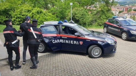 Notte di paura a Borgotaro: distrugge la casa, minaccia la moglie e aggredisce i carabinieri