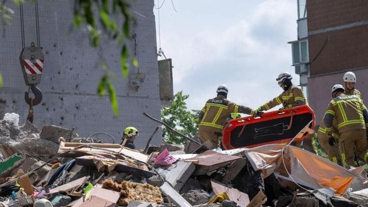 Missili e droni su tutta l’Ucraina: 16 morti sotto le macerie a Kiev