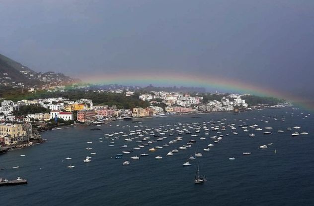 Dopo il temporale l'arcobaleno abbraccia Ischia