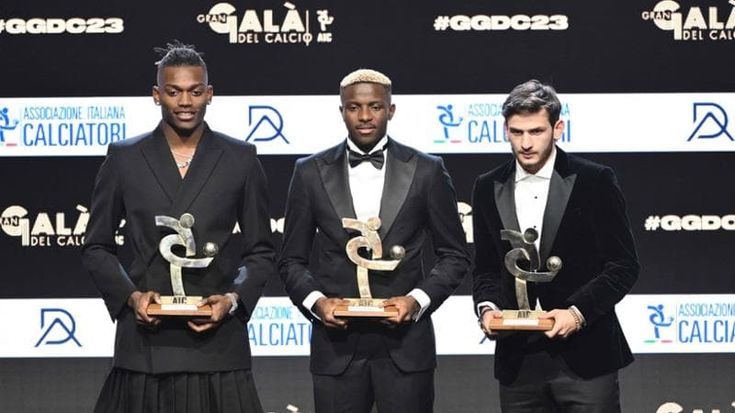 Kvaratskhelia, la gaffe del Gran Galà del calcio: sbagliato il cognome sul premio