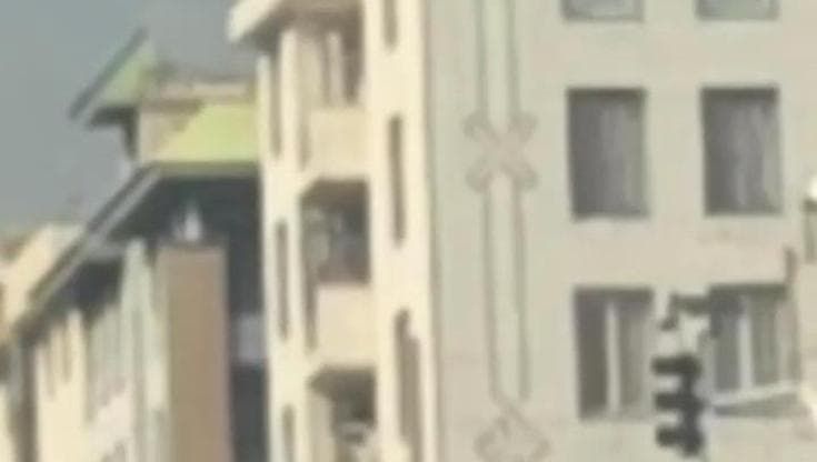 Teheran militarizzata, pattuglie armate nelle strade: “Il regime teme la gente più degli Usa"