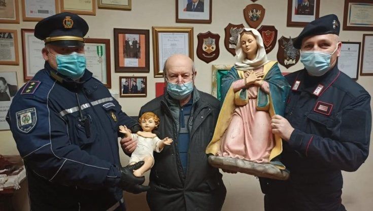 Ritrovate le statue del presepe rubate a Cesano Boscone la notte del 25 dicembre