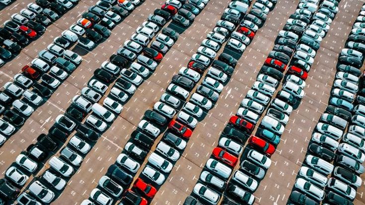 Auto, l’Ue rivede i target: salta lo stop ai motori termici nel 2035, sì a ibride e biofuel