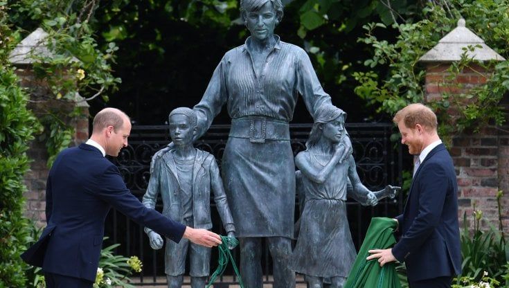 Il sorriso di “Lady D” attenua il gelo tra William e Harry