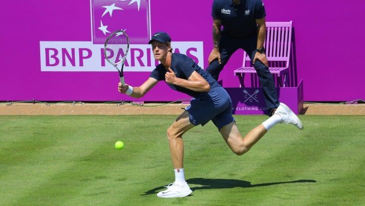 Tennis, Sinner subito fuori al Queen's. Battuto dal numero 309 del mondo. Esce anche Sonego