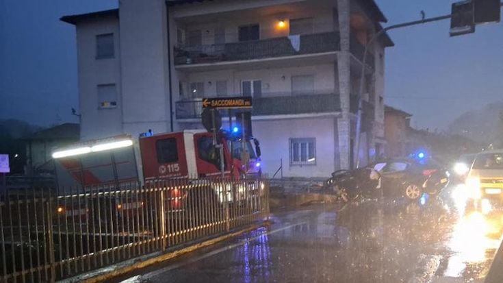 Pradalunga, perde il controllo dell’auto e si schianta contro un semaforo: morto Markus Bergamelli